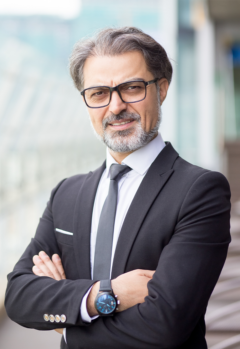 Mulher feliz que regularizou sua situação financeira